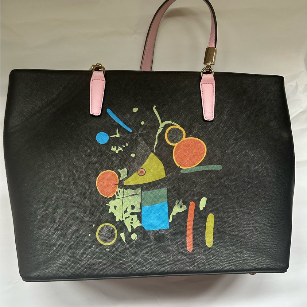 Black bucket style purse with mouse design. Perfect size for any occasion.